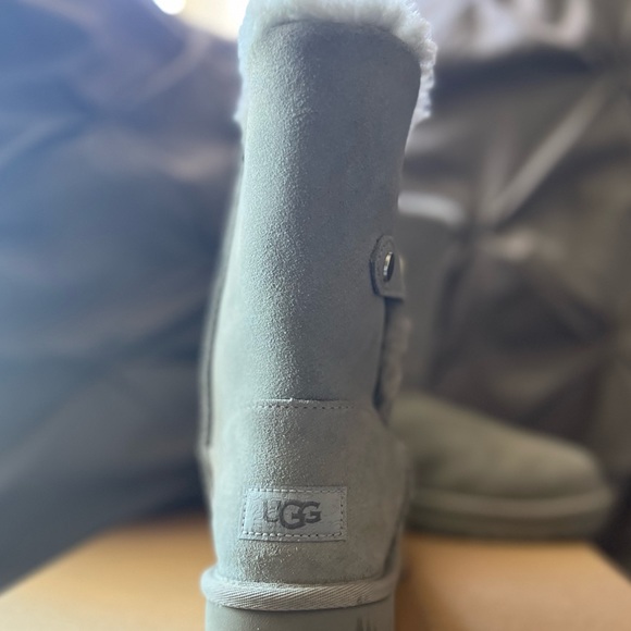 UGG Bailey Metal Graphic Leather - Picture 4 of 11